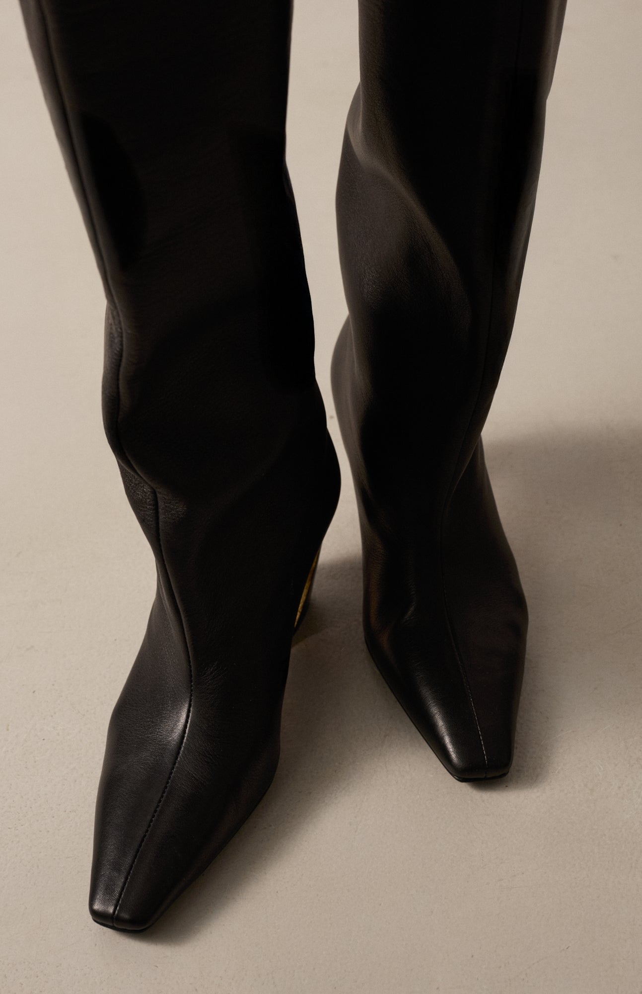 VENUS DEEP BLACK