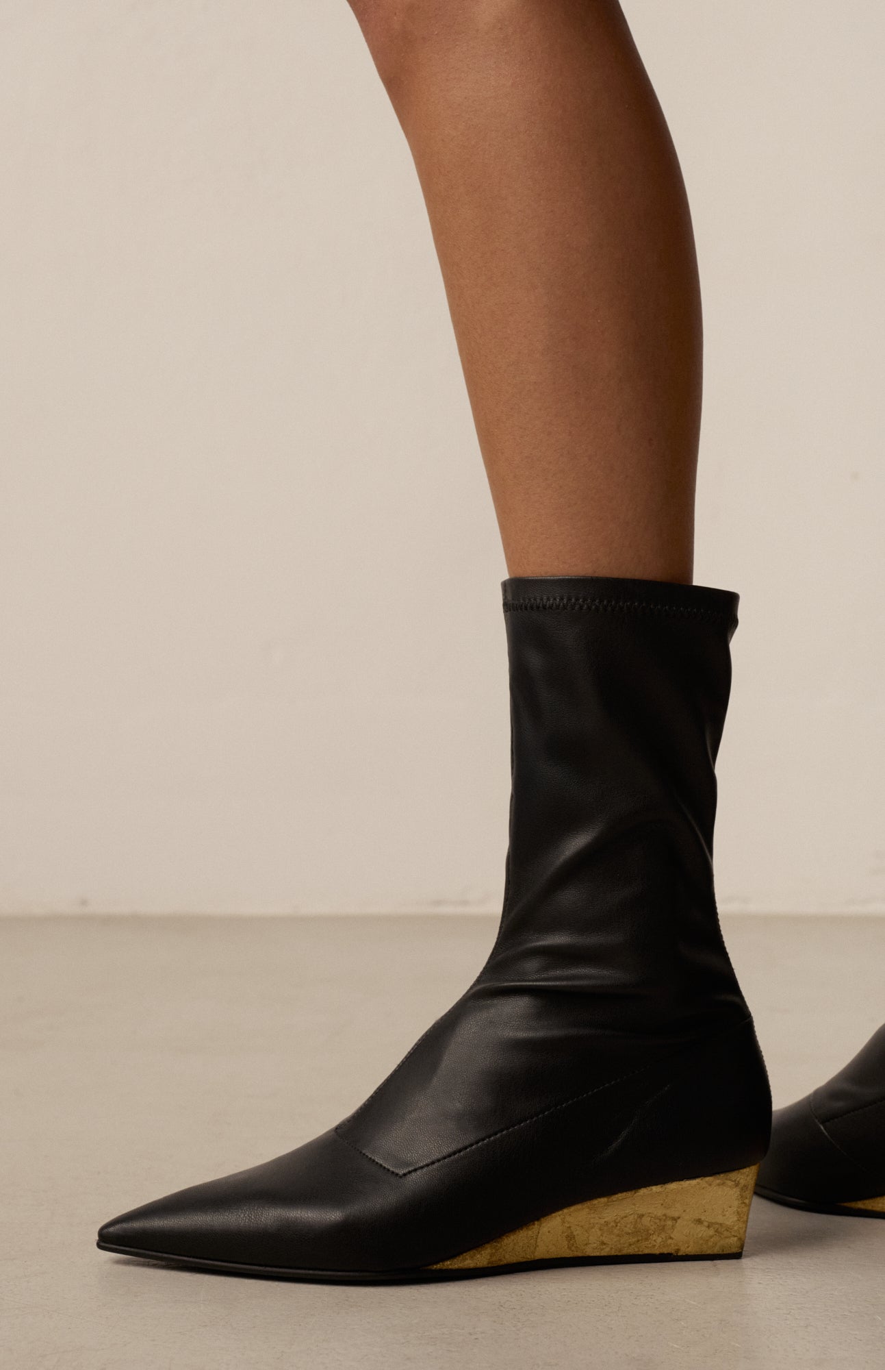 LUCIA DEEP BLACK